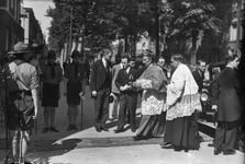 129780 Afbeelding van de aankomst van mgr. L.J.A.H. Schrijnen, bisschop van Roermond, bij de Kerk van O.L. Vrouw ten ...